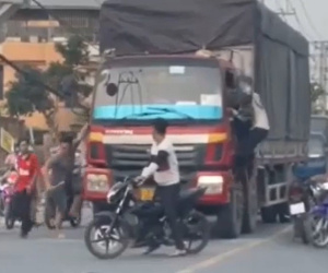Cay cú vì bị tạt đầu, 3 nam giới chặn đánh tài xế container trên cao tốc Cầu Giẽ - Ninh Bình