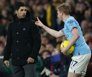 De Bruyne nổi cáu, chỉ mặt HLV Arteta