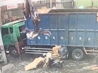 Người đàn ông suýt bị chiếc cẩu gắp gỗ lôi mất đầu khi đứng không đúng vị trí