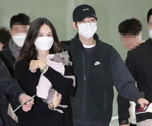 Song Joong Ki xuất hiện cùng vợ tại sân bay, nhan sắc của 'nửa kia' gây chú ý