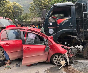Hòa Bình: Ô tô con biến dạng sau cú đâm đấu đầu với xe tải