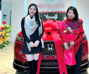 'Chiến thần review' Hà Linh gây bão vì làm điều này với chị gái