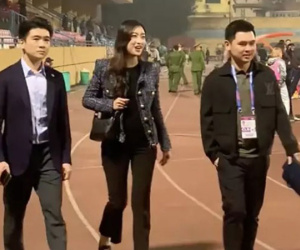 Chồng Đỗ Mỹ Linh bất ngờ bị soi 'kém ga lăng' với vợ