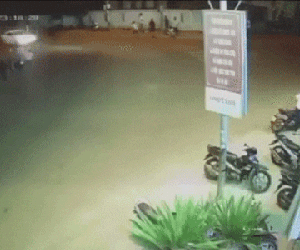 Clip: Kinh hoàng ô tô rồ ga, tông thẳng nhóm người trên vỉa hè