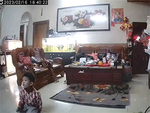Bé trai suýt bị thương nặng dù ngồi ngay trong nhà xem tivi