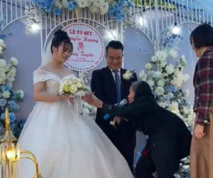 Bà nội lưng còng xách cả 'bị' lên trao hồi môn cho cháu gái, rơi nước mắt với món quà cưới bên trong