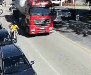 Clip: Mở cửa bất cẩn, nữ tài xế khiến người đàn ông bay vào gầm xe bồn