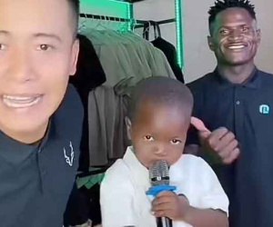 Lôi Con hát tiếng Việt cực sõi trên livestream, Quang Linh Vlog lập tức trả cát-sê 'khủng'