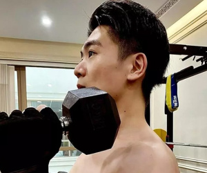 Làm bố bỉm sữa 2 con, quý tử bầu Hiển chăm cởi áo khoe 'múi'