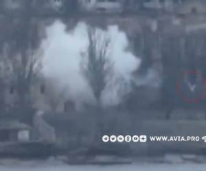 Video: Trúng tên lửa chống tăng của Nga, lính Ukraine văng ra ngoài cửa sổ 30m