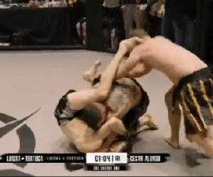 Độc lạ MMA: Đánh 'ngất' hai đối thủ, võ sĩ thắng cuộc chiến '1 chọi 2'