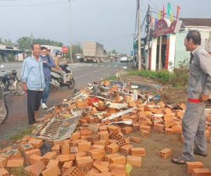 Tai nạn 16 người thương vong ở Quảng Nam: 2 phụ nữ đứng bốc gạch may mắn thoát chết