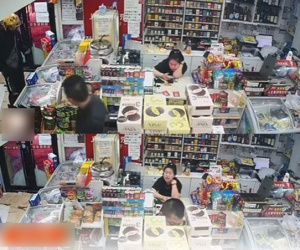 Thấy vợ lăn tăn chọn 1 trong 2 hãng điện thoại yêu thích, anh chồng phán một câu khiến ai nấy mát lòng mát dạ thay chị vợ