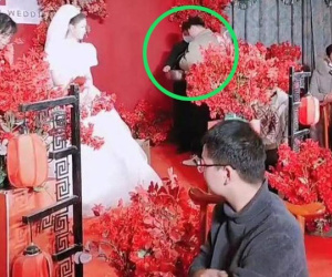 Sân khấu còn đang làm lễ, gia đình cô dâu đã vội chạy lên đếm phong bì khiến khách mời sốc nặng