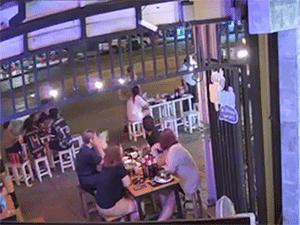 Clip: Kinh hoàng xe điên tông hàng loạt khách ngồi ăn vỉa hè