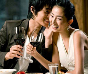 Gặp chồng cười nói thân mật với tình cũ ở khách sạn, vợ cay đắng khóc lặng và cái kết chẳng ai ngờ