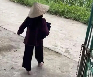 Cụ bà 90 tuổi hay dỗi chồng còn ôm đồ về nhà mẹ khiến CĐM thích thú: Đúng là đời người có 2 lần trẻ con!