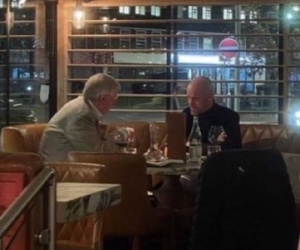 Ten Hag ăn tối với Sir Alex gây sốt, MU chuẩn bị lấy chiếc cúp đầu tiên