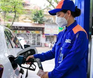 Vì sao giá xăng quay đầu giảm mạnh so với dự đoán?