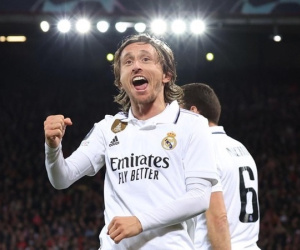 Tả xung hữu đột ở tuổi 37, Luka Modric được fan Liverpool vỗ tay ca ngợi