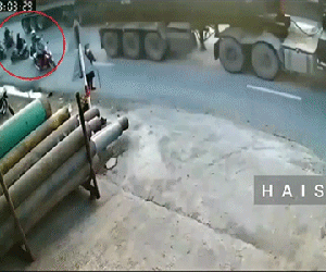 Clip: Bất ngờ mất lái lao ra giữa đường, người phụ nữ đi xe máy bị xe đầu kéo cán tử vong