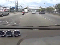 Người đàn ông đi xe máy bị cả tấm ván thạch cao rơi từ ô tô va trúng mặt