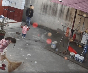 Mẹ đơn thân tái hôn, cúi đầu vừa khóc vừa quét sân, con gái 6 tuổi nói một câu lập tức bố dượng xấu hổ