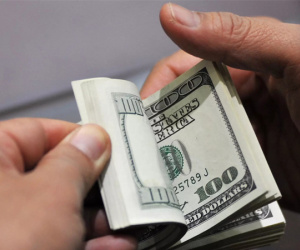 Giá USD ngân hàng cán mốc 24.000 đồng