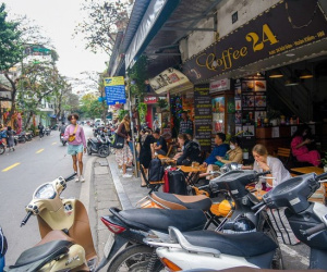 Vỉa hè Hà Nội bị chiếm, người đi bộ bị đẩy xuống lòng đường