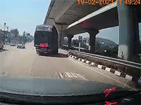 Chở số hàng quá lớn, xe tải gặp họa khi quay đầu trên cao tốc