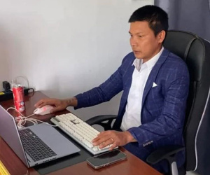 Lộc Fuho hé lộ những hình ảnh đầu tiên ngồi ghế giám đốc làm việc, dân mạng thốt lên: 'Trông lạ lắm'