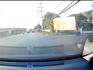 Có hành động đẹp sau khi đi xe không quan sát suýt gây tai nạn, tài xế vẫn phải nhận cái kết hài hước đến nỗi chỉ biết ôm đầu