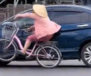 Công an thông tin vụ người phụ nữ đạp xe ngược chiều, đâm ô tô gây ‘bão’ ở TP.HCM