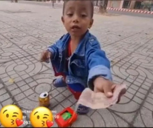 Bé 5 tuổi khó khăn đi bán vé số nhất quyết cho tiền người khác rồi nói một câu khiến ai nấy chết lặng