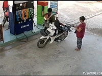 Kịch tính giây phút người đàn ông địu con trên lưng cố gắng dập đám cháy tại tiệm xăng