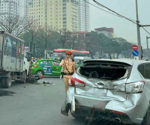 3 ô tô, 2 xe máy đâm liên hoàn trên đường phố Hà Nội