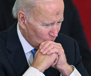 Vết đen bí ẩn trên trán Tổng thống Mỹ Biden khi tới Ba Lan