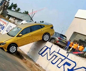 Volkswagen mới cứng rời showroom được ít phút đã bị rơi cắm đầu