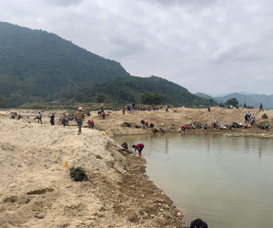 Nghe lời đồn thấy đá quý, người dân đổ xô đào bới ven sông ở Yên Bái