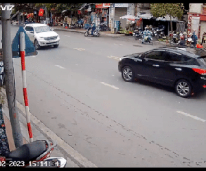 Clip: Ford Everest phanh gấp nhường đường vẫn bị xe chạy lấn làn tông trực diện