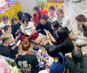 Kỳ lạ nhóm thanh niên hát hò trong đám tang người bạn quá cố, 'gạt nước mắt' với nguyên do phía sau