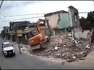 Thót tim với cảnh chiếc máy đục bê tông gặp sự cố suýt đè vào xe đi đường