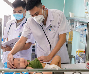 Bé gái 3,5 tuổi uống nhầm thuốc tẩy quần áo