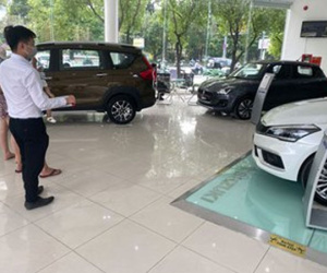 Ôtô bị vạ lây chứng khoán, bất động sản