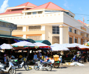 Hai nữ tiểu thương xô xát, một người bị đâm tử vong
