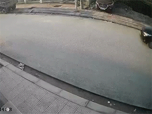 Người đi đường ngỡ ngàng với cảnh tượng nhóm thanh niên nghi cảnh sát hình sự đột kích xe con giữa phố
