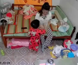 Xúc động đoạn video cậu bé bỏ đồ chơi, chạy lại chùi nước mắt, ôm mẹ đang stress