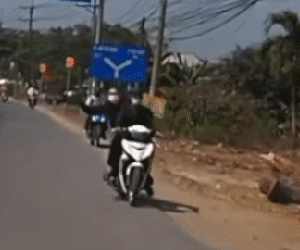 Chạy ngược chiều, tài xế xe máy giơ mũ bảo hiểm dọa đập kính ô tô chạy đúng luật