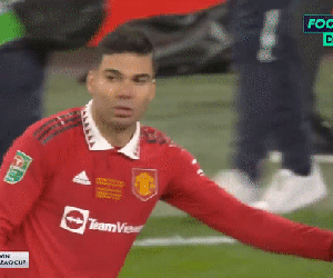 Đang ăn mừng League Cup, Casemiro vẫn lao tới mắng Bruno Fernandes vì điều này