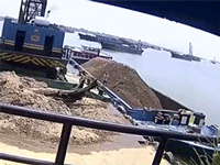 Clip: Xà lan gãy đôi vì chở hàng quá tải, dân mạng khen ngợi hành động của chiếc thuyền phía xa